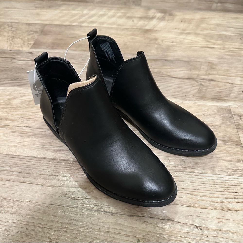 Universal Thread Booties NWT